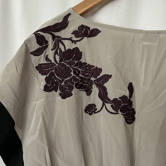 Lithe Anthropologie Grey Embroidered Floral Short Sleeve Silk Shirt Top *Sz 8* - Picture 5 of 7